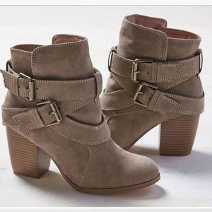 Brand new w/ tags! American Eagle Boots. Tan- SZ 7